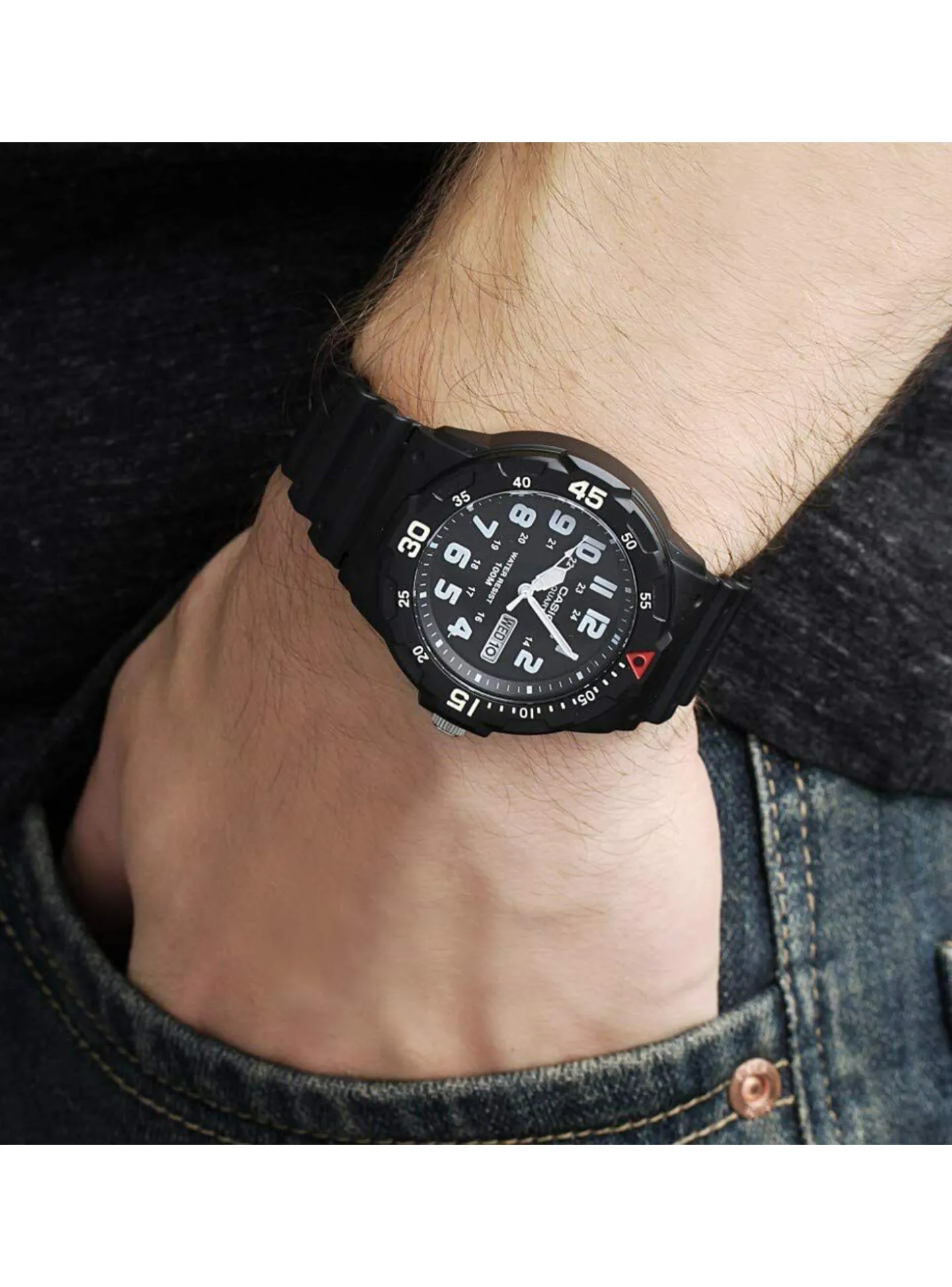 Montre Casio résine noire chiffres blancs