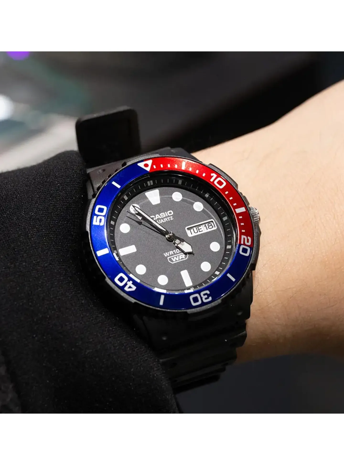 Montre Casio résinr noire lunette rouge/bleue