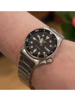 Monytre Seiko 5 Sports cadran noir SKX réédition